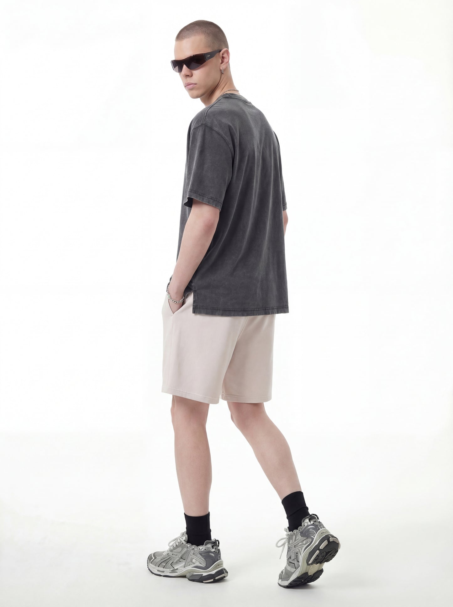 Men's pure cotton T-shirt with snowflake embroidery and reverse stitching.