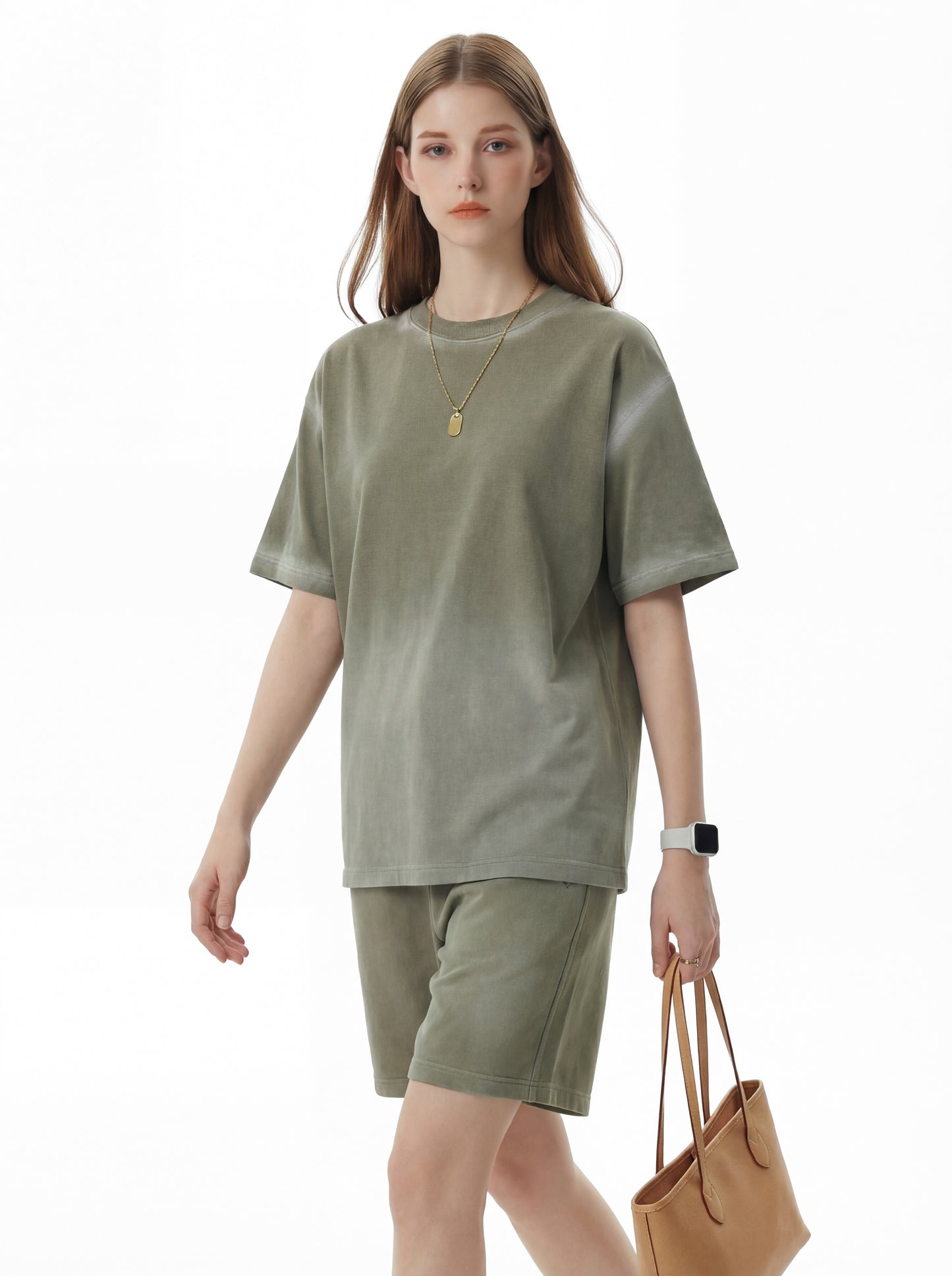 Both men and women can wear the spray-on beech waterproof and breathable jacket, which feels cool to the touch